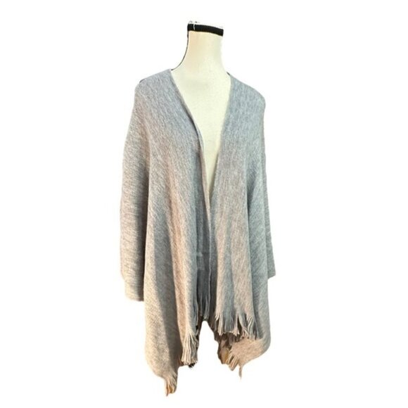 Women’s Vince Camuto Light Grey Feels Like Home Fringe Ruana - Picture 2 of 10
